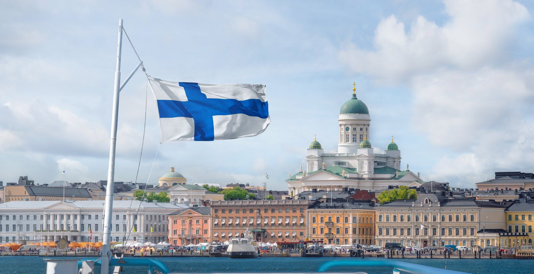 Helsingin horisonttiin laivanäkymä, Suomen lippu ja Helsingin tuomiokirkko